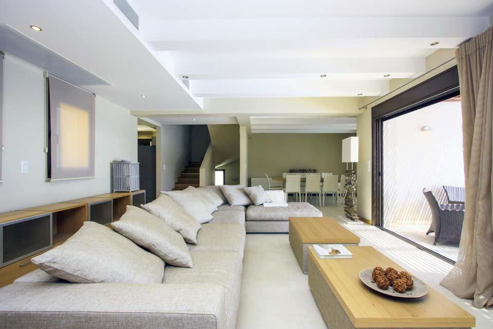 Villa In Lindos Sleeps 10 With Pool Air Con And Wifi Εξωτερικό φωτογραφία