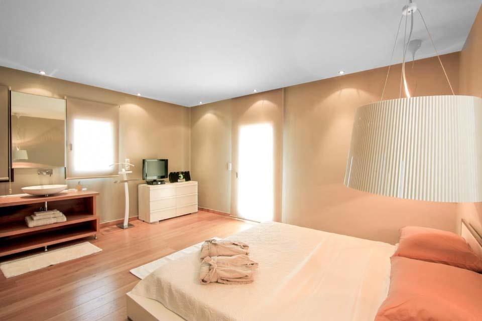 Villa In Lindos Sleeps 10 With Pool Air Con And Wifi Εξωτερικό φωτογραφία